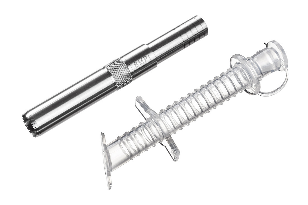Serrated blade to penetrate both the tissue and cartilage.